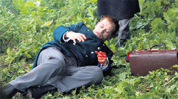 Спустя пару минут «труп» самостоятельно поднялся с мокрой земли...