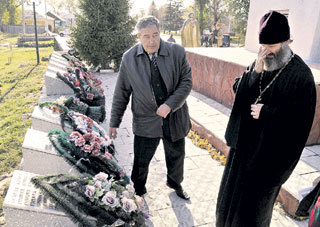 До погрома на братской могиле часто совершал молебны настоятель Свято-Казанского собора отец Михаил