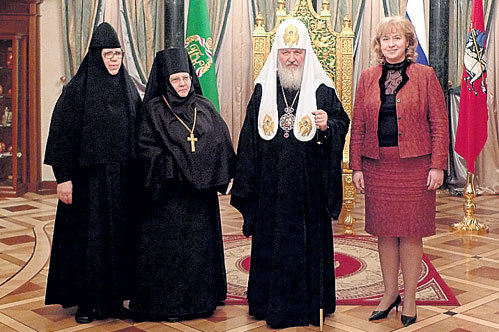 Генерал ЗЕМСКОВА живёт не только по уставу, но и по закону божьему. Рядом с ней - Святейший Патриарх Московский и всея Руси Кирилл