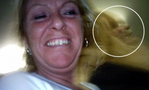 Женщина сделала резкое движение, и на секунду в её волосах появилась чья-то мордочка