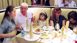 Отец именитого хоккеиста (второй слева) во время церемонии «Харламов Трофи» пил вино, а мама (справа) от спиртного отказалась