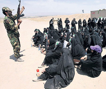 На лекции объясняют, что лучший друг девушек - автомат Калашникова