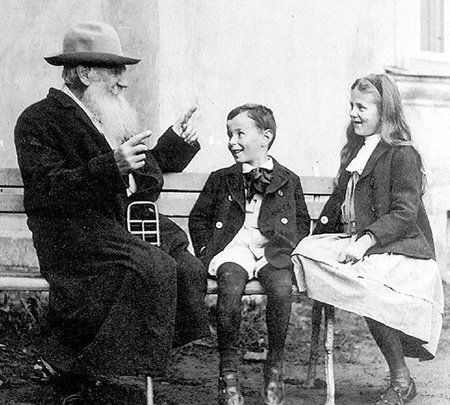 Внуки писателя любили слушать сказки в исполнении дедушки