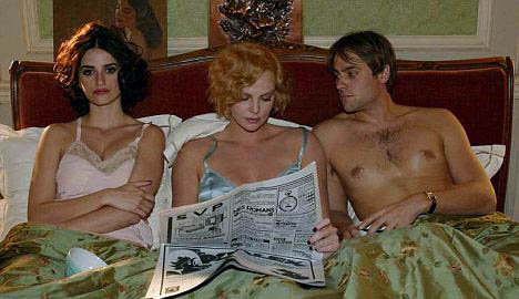 Пенелопа Круз, Шарлиз Терон и Стюарт Таунсенд в фильме 