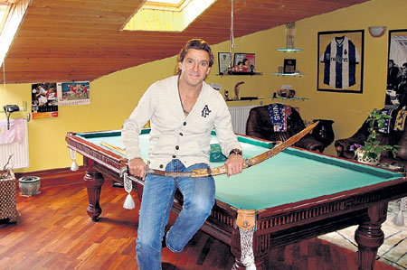 Поиграть в бильярд ЮРАН может прямо у себя дома (в руках у тренера - турецкий клинок, который ему подарили поклонники)