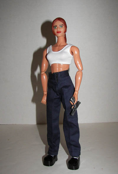 Игрушечная Анна идет в двух вариантах. Так, «Хищница» - брутальный образ: Чапман с револьвером в руках, в топе и джинсах. 