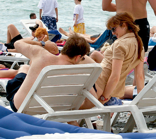 На нынешнем «Кинотавре» Аня не хотела расставаться с мужем ни на минуту и решила снять мокрый купальник прямо на лежаке...