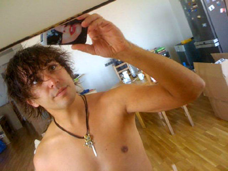 В своём Twitter Алексей радует поклонниц сексапильными снимками